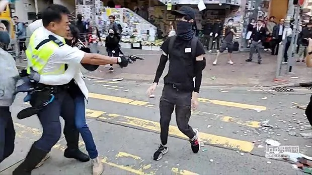 香港警察实弹射击示威者胡锡进说武警解放军可随时增援 阿波罗新闻网