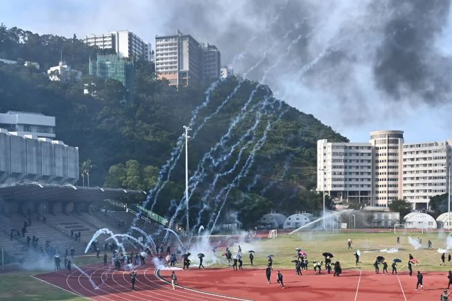 香港警方12日在中文大學對抗議者發射催淚彈。(Getty Images)
