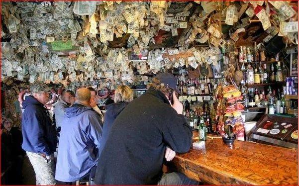 “超土豪”酒吧 墙上贴几千万真钞还能随便拿!