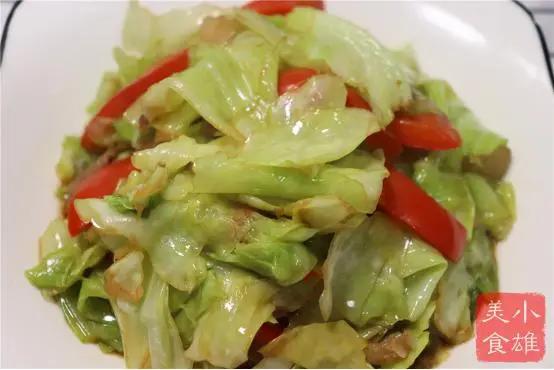 炒手撕包菜是過油還是焯水?大廚:都不對 這才是正確的做法 1 20191126101023600