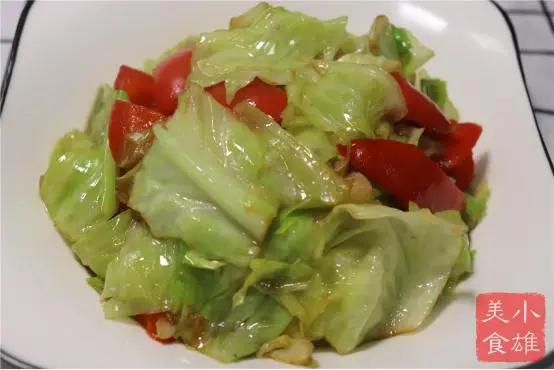 炒手撕包菜是過油還是焯水?大廚:都不對 這才是正確的做法 2 20191126101023721