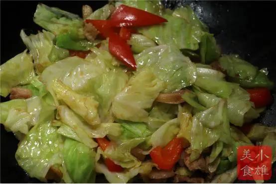 炒手撕包菜是過油還是焯水?大廚:都不對 這才是正確的做法 6 20191126101025712