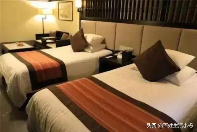酒店的床尾为何留着「一块布」 有什么特别的作用吗?