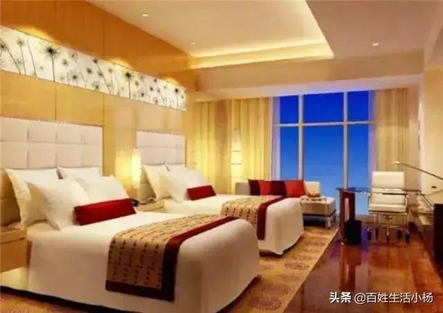 酒店的床尾为何留着「一块布」 有什么特别的作用吗?
