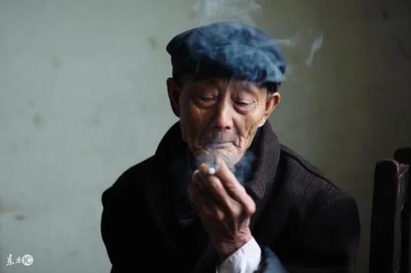 娶妻后他把养父赶出家 一年后十辆豪华跑车停在家门前!