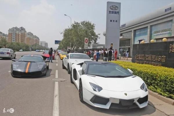 娶妻后他把养父赶出家 一年后十辆豪华跑车停在家门前!