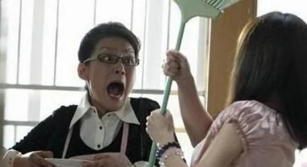 娶妻后他把养父赶出家 一年后十辆豪华跑车停在家门前!
