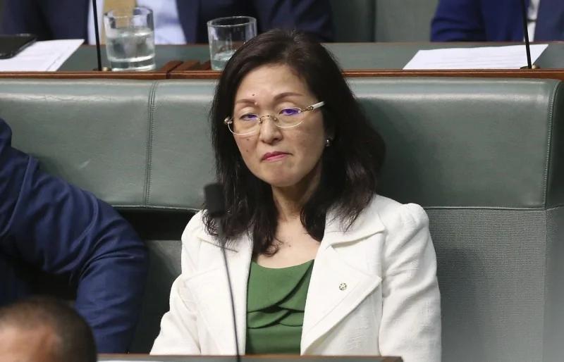 爆料中共间谍后身亡 他这合照扯上澳洲首位华裔女议员