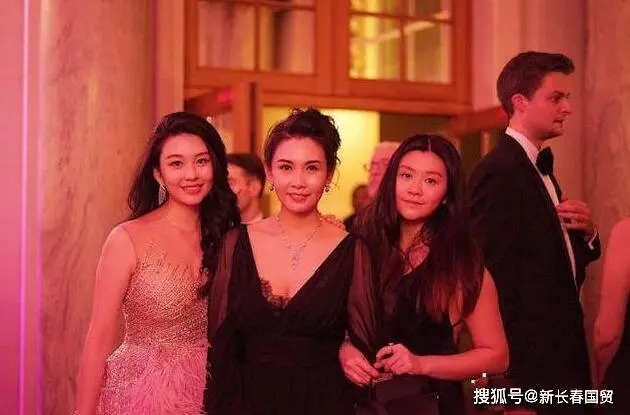 51岁邱淑贞近照与两个女儿同框似姐妹自曝保养秘诀 阿波罗新闻网
