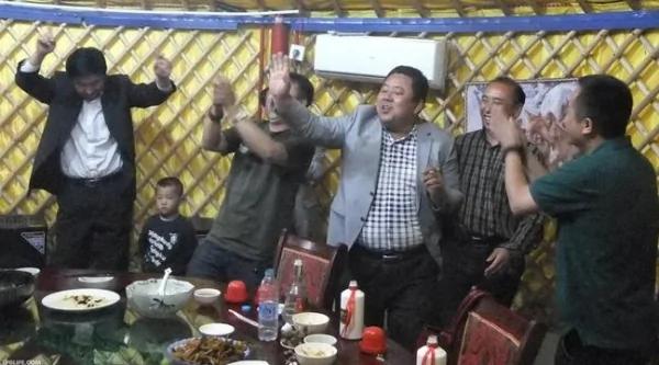 无赖男子想吃霸王餐 偷偷在菜里放烟头 女老板的举动让他自愿双倍付账!