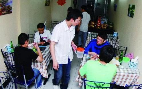 无赖男子想吃霸王餐 偷偷在菜里放烟头 女老板的举动让他自愿双倍付账!