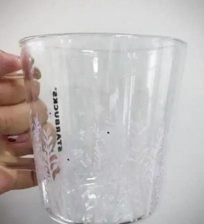 星巴克的玻璃杯卖这么贵 倒入冷水后网友 简直是太值了 阿波罗新闻网