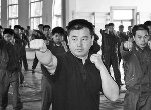 此人跟李连杰同门，中国神秘的武术大师，如今有门徒三万多人