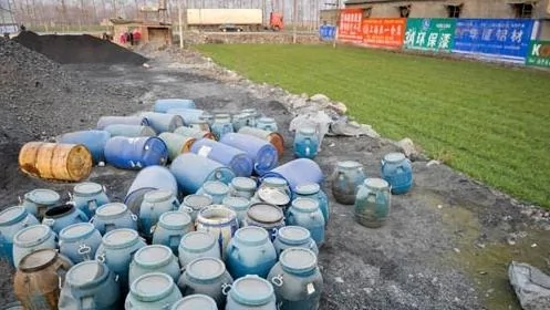 2012年2月2日，安徽省亳州市渦陽縣西陽鎮公路旁一售煤點內，堆積著大量危險化學品桶。（網絡圖片）