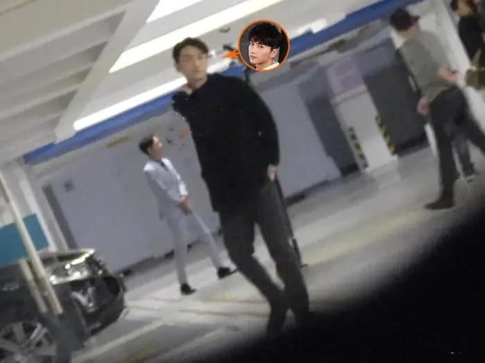 43岁曾黎罕见现身片场 翘二郎腿毫无偶像包袱 做女配角却使唤女一号?