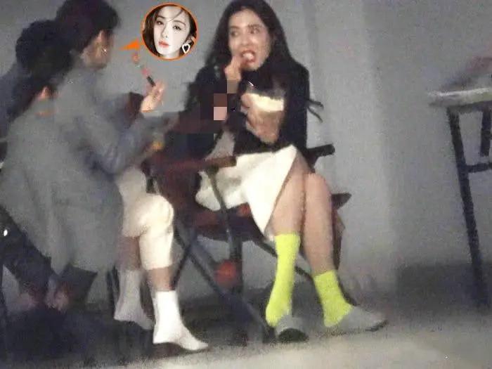 43岁曾黎罕见现身片场 翘二郎腿毫无偶像包袱 做女配角却使唤女一号?