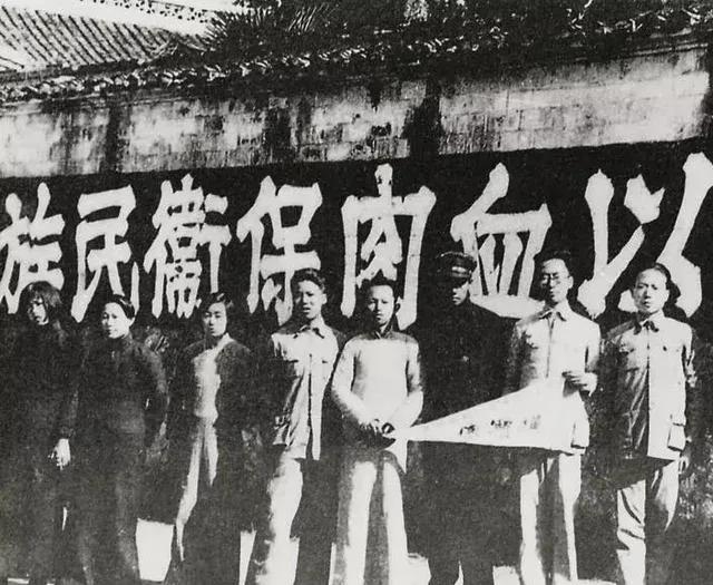 老照片:中国人拍照姿势的百年变迁!