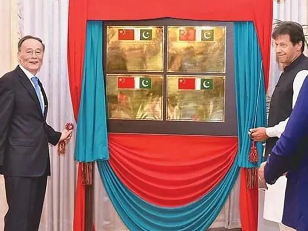 王岐山（左）为包括华为巴基斯坦技术支持中心在内的中巴经济走廊项目揭牌（图源：走廊快讯与南亚研究公号截图）