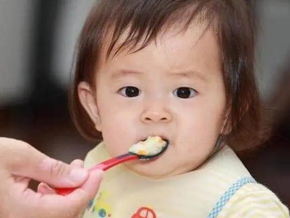 1岁女儿吃了保姆做的饭后「胃口大增」 妈妈好奇偷尝一口 第二天辞退了保姆