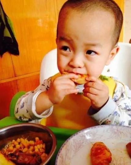 1岁女儿吃了保姆做的饭后「胃口大增」 妈妈好奇偷尝一口 第二天辞退了保姆