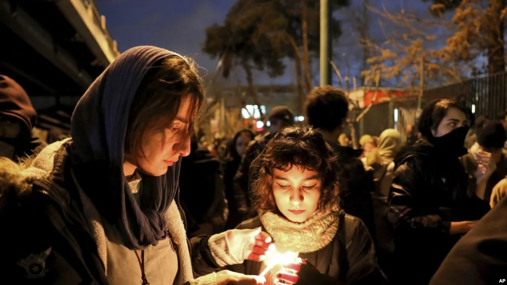 伊朗民眾1月11日在首都德黑蘭的阿米爾卡比爾（Amirkabir）理工大學舉行燭光晚會，悼念被伊朗革命衛隊擊落的民航客機的死難者。