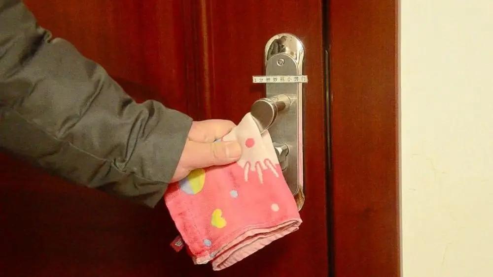 睡覺時 一定要在門把手上掛條毛巾 方法厲害 早學會就好了
