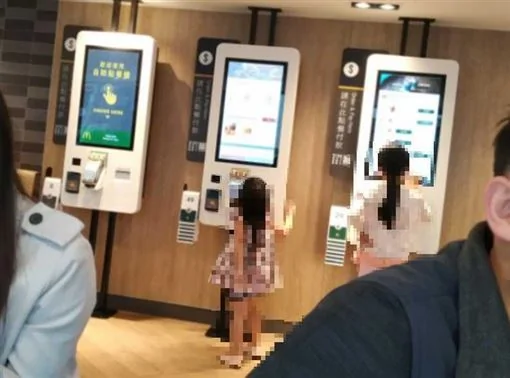 父母都不管!放任小孩狂玩「点餐机」 最后一看金额脸绿了