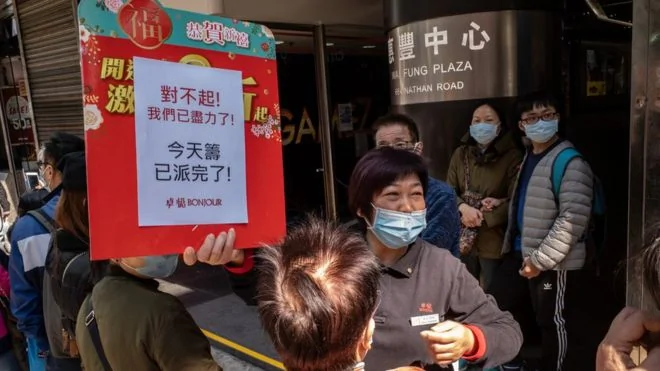香港政府處理新型冠狀病毒的手法備受批評，其中市面口罩供不應求更令市民怨聲載道。
