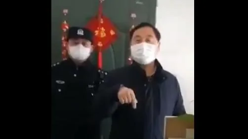 浙江杭州官員向被居家隔離的民眾解釋「硬隔離」：門外上鏈條鎖。（視頻截圖）
