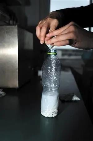8岁男孩眼球被“融” 终身失明 原因竟是零食里的食品干燥剂