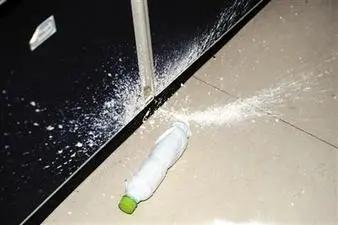 8岁男孩眼球被“融” 终身失明 原因竟是零食里的食品干燥剂