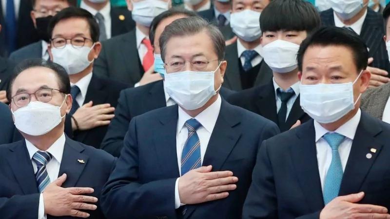 南韓總統文在寅當時決定捐給中國200萬副口罩，但南韓已有3分之1口罩製造商因缺乏原料中斷生產。（美聯社檔案照）