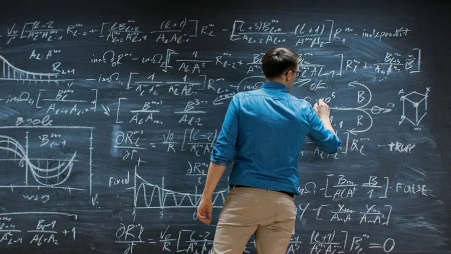 8÷2(2+2)=?答案网吵翻了