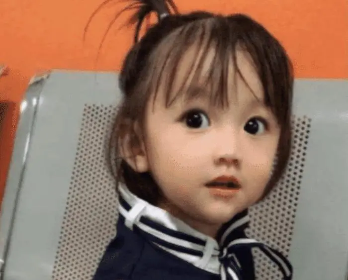 是假人妈?女孩因太像洋娃娃被质疑 妈妈晒出全家照力证 网友:妈妈更像假人