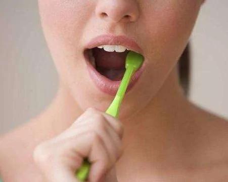 為什麼口臭的人自己聞不到？刷牙時多加一步 7天後呼吸都是甜的
