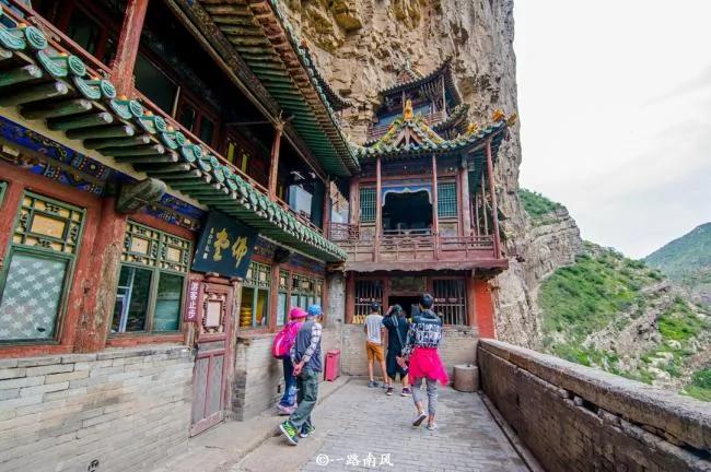 山西有座岌岌可危的寺庙 建在悬崖中间