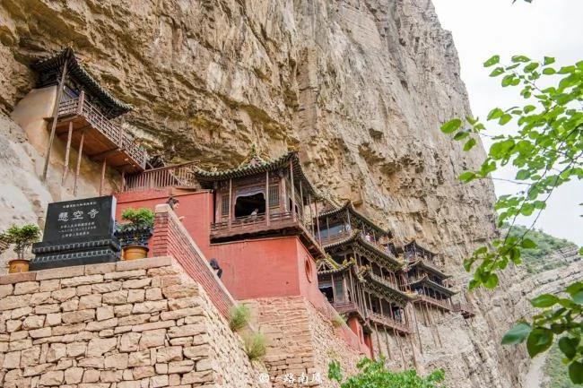 山西有座岌岌可危的寺庙 建在悬崖中间