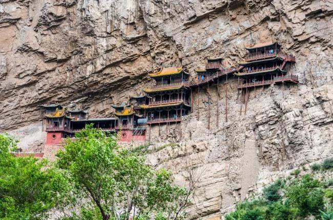 山西有座岌岌可危的寺庙 建在悬崖中间