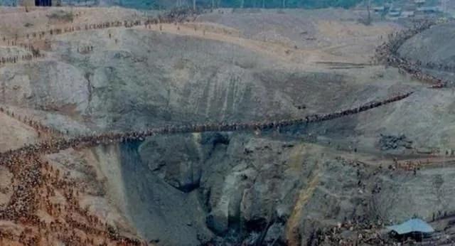 史上金山礦坑最震撼場景：十萬礦民挖掘大地 人如螻蟻