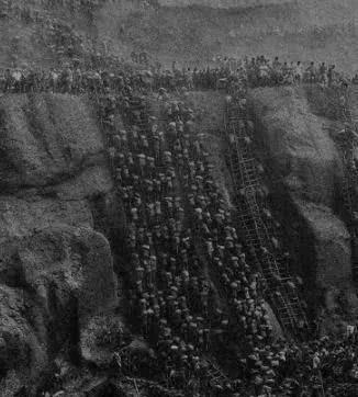 史上金山礦坑最震撼場景：十萬礦民挖掘大地 人如螻蟻