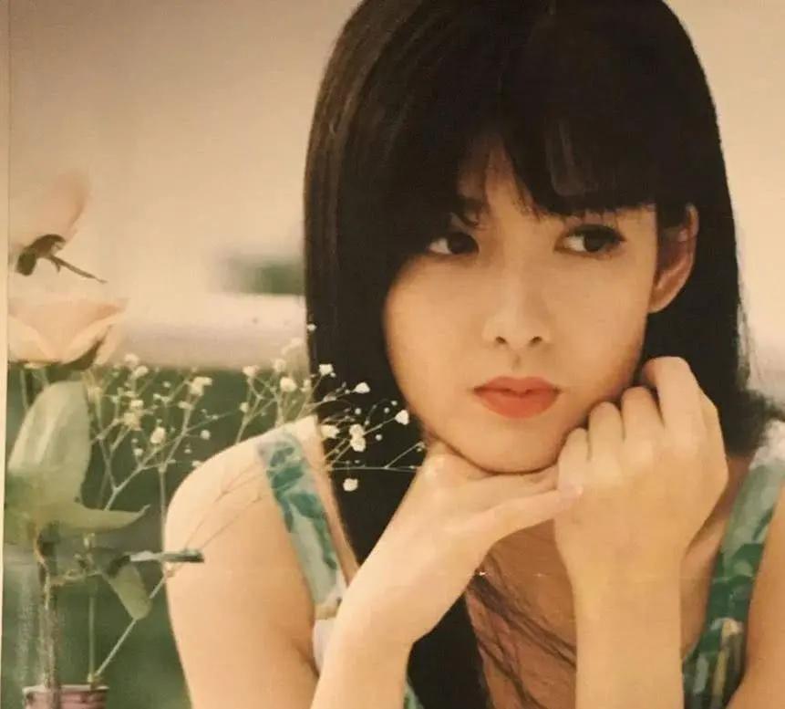 周慧敏晒出自己年轻时候照片 打扮时尚发量浓密 网友大赞真美女 * 阿波罗新闻网
