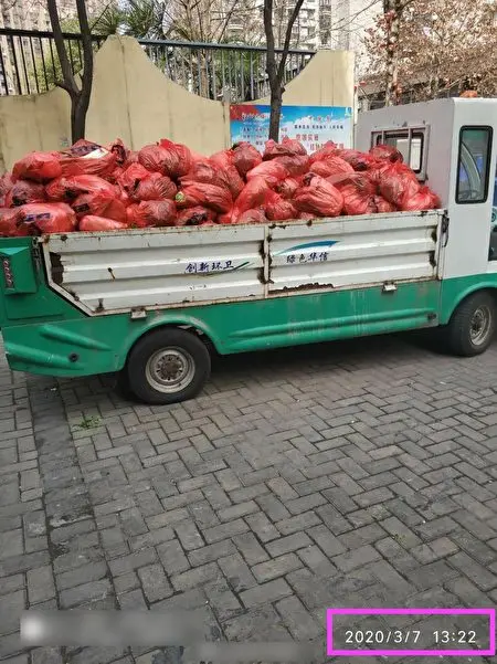 武汉民众爆料当地用垃圾车等运送肉等物资。网民表示这个时间最早追溯到3月7日。（网络图片）