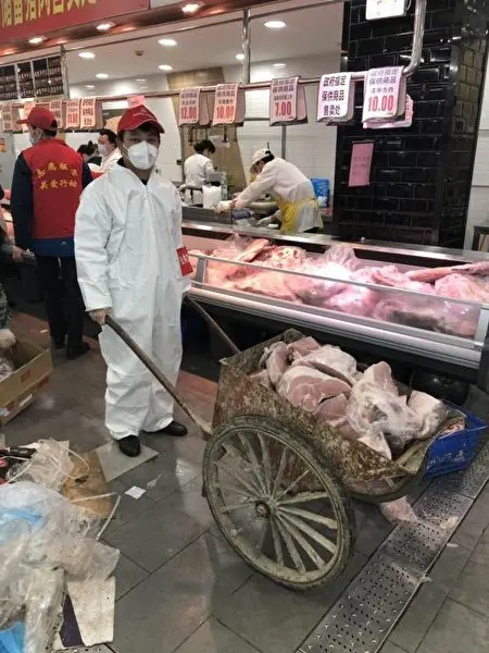武汉民众爆料当地用垃圾车等运送肉等物资。（网络图片）