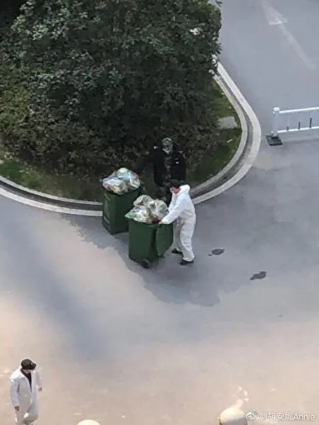 武汉民众爆料当地用垃圾车、垃圾桶等运送肉等物资。（网络图片）