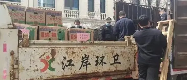 武汉民众爆料江岸区也用垃圾车等运送肉等物资。（网络图片）