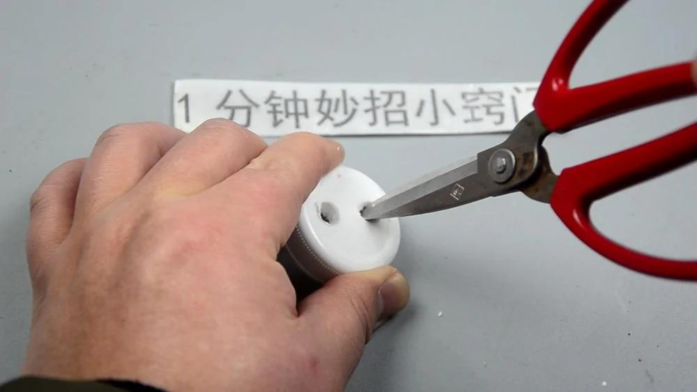 瓶盖上戳2个洞插根筷子,这个作用太牛了,学会一年能省好几百