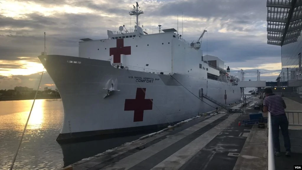 停泊在迈阿密的美国海军医疗船“安慰号”