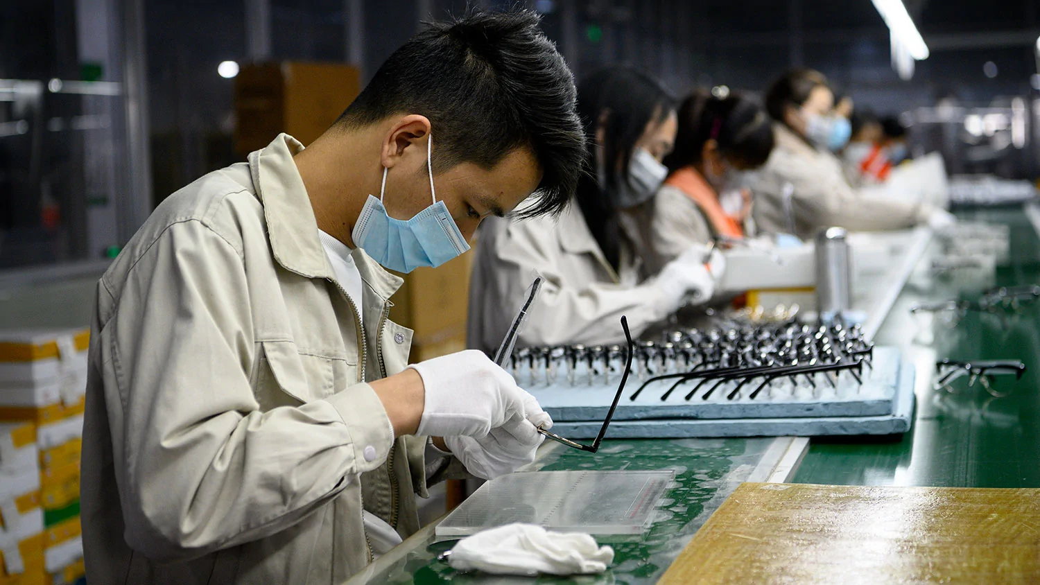 中国制造业指数创历史新低民企被强制复工
