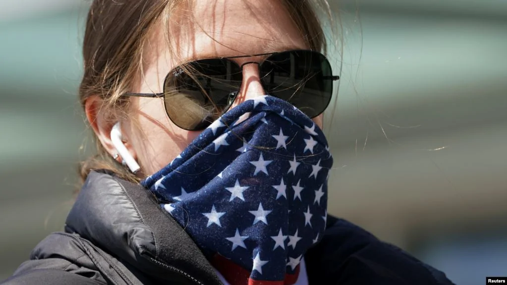 美國華盛頓一名婦女把星條旗圖案的圍巾當成口罩掩住口鼻。（2020年4月2日）