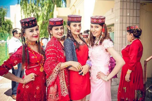 為什麼新疆姑娘不想嫁到外地？聽完她們的真實想法，果然很理性！